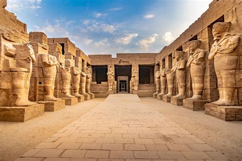 การก่อสร้างวิหาร Karnak และการฟื้นฟูศาสนาของอียิปต์ในยุคทองของจักรวรรดิ